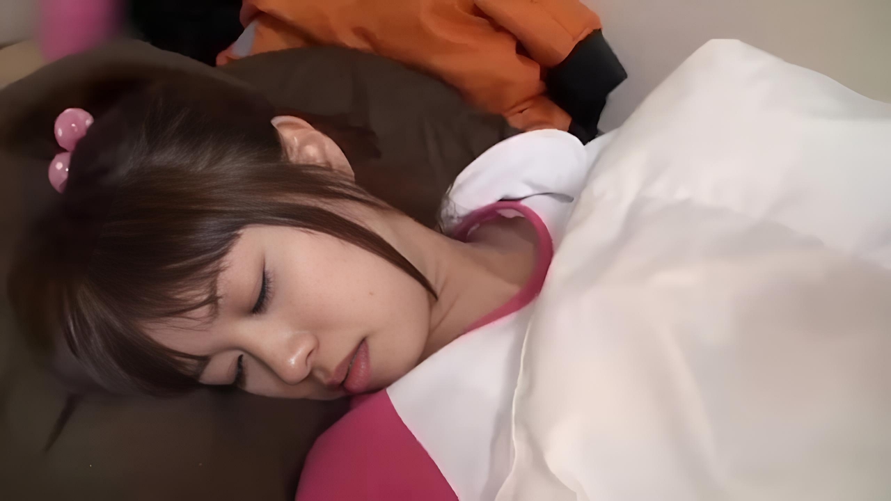 迷晕合租妹纸后随意玩弄美乳嫩穴 最后不小心无套内射